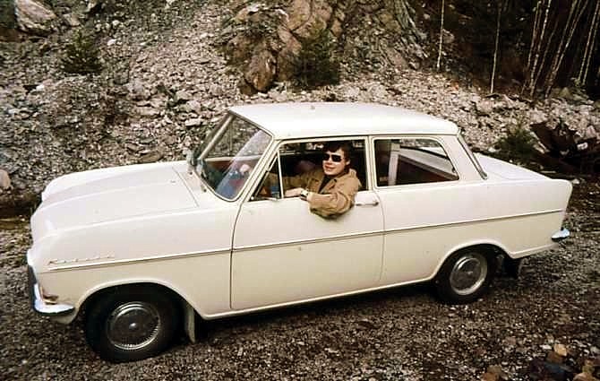 En vit Opel